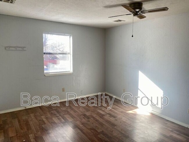 Building Photo - 833 S Ellison Ave