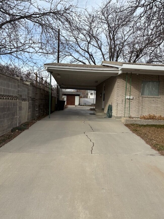 Foto del edificio - Single-family Home with 2 bedrooms and an office.