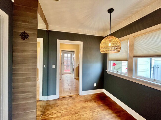 Foto del edificio - 2 Bedroom/1 Bathroom Single Family Home with 1-Car Garage and Laundry