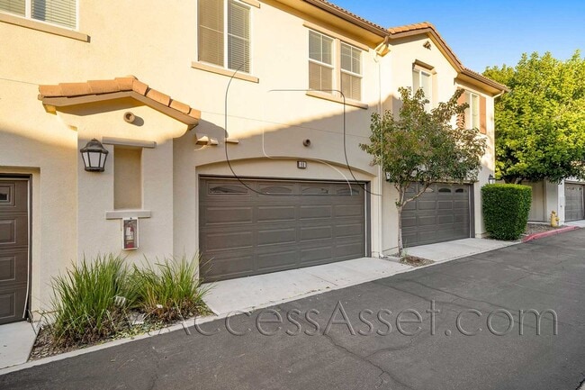 Building Photo - Exquisite 3 Bed/2.5 Bath Haven In Gated Co...