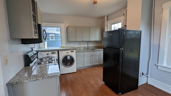 Building Photo - 3137 Riverside Dr