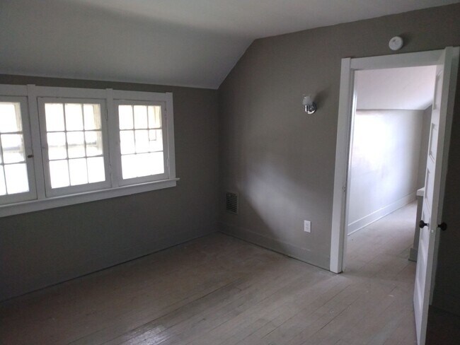 Building Photo - 3BR/1BA