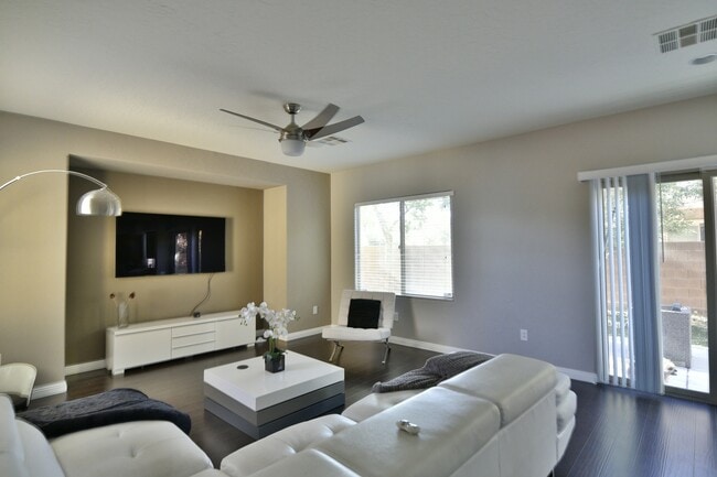 Foto del edificio - Gorgeous 3Bed/2.5Bath, 2-Story Home located in the Aliante Area