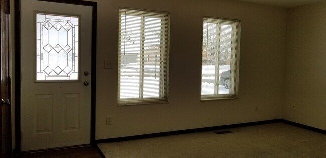Foto del edificio - Huge 3 bedroom 2.5 bath town home with a 2 car garage.