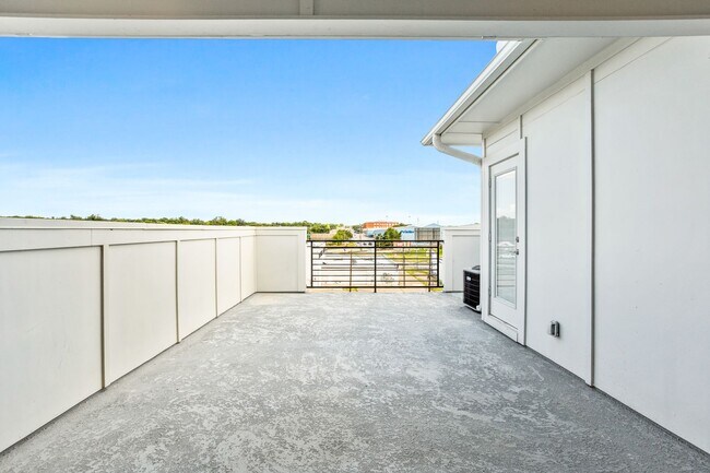 Building Photo - 2400 Benbrook Dr