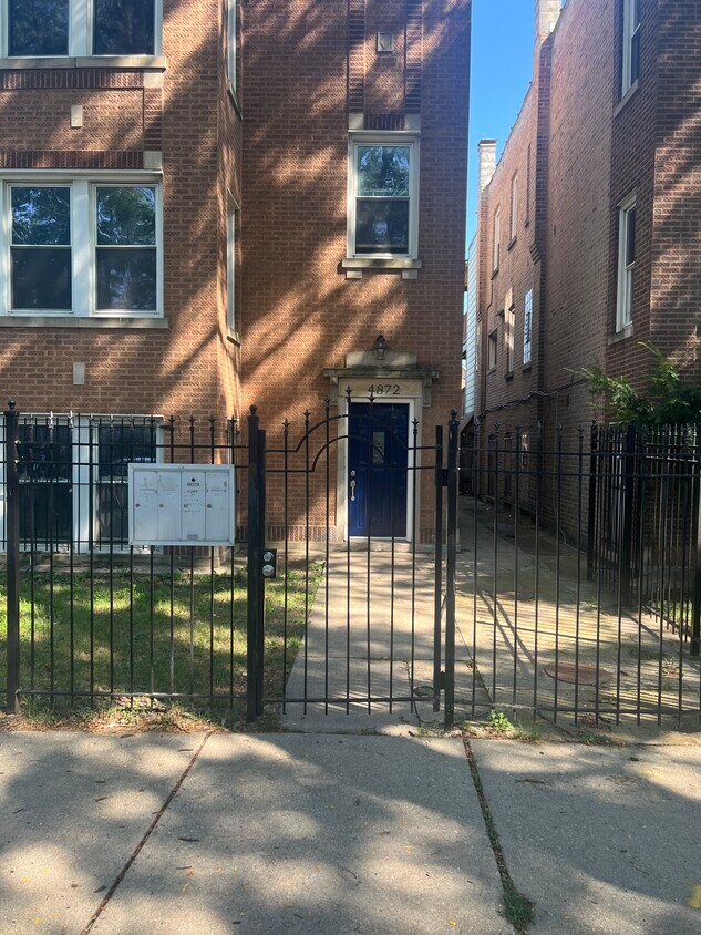 Primary Photo - 4872 W Homer St