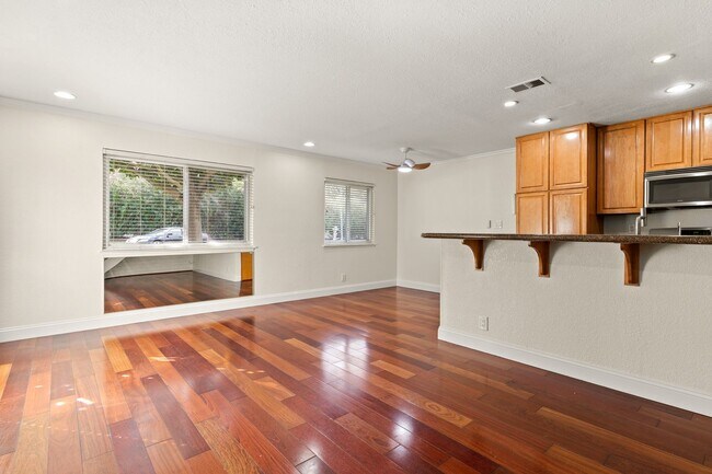 Foto del edificio - Pleasanton 2BD Townhouse w/ Granite Kitchen, Plank Floors, Community Amenities & Top Schools