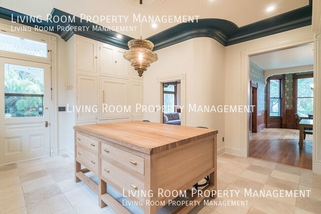 Building Photo - Stunning and Elegant Victorian Home!