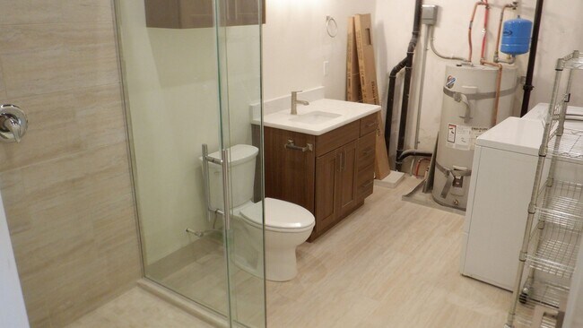 Building Photo - 2 bed / 1 bath Condo Living North End of T...