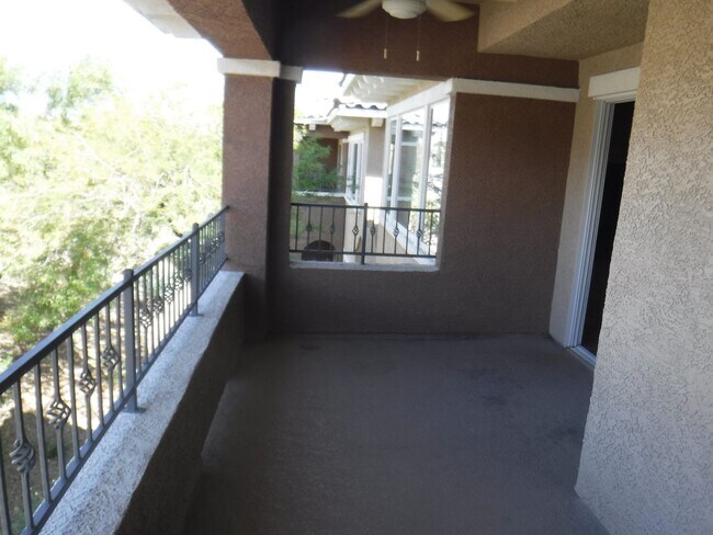 Foto del edificio - 1500 SQUARE FEET, 2 BED, 2 BATH AND 2 CAR GARAGE