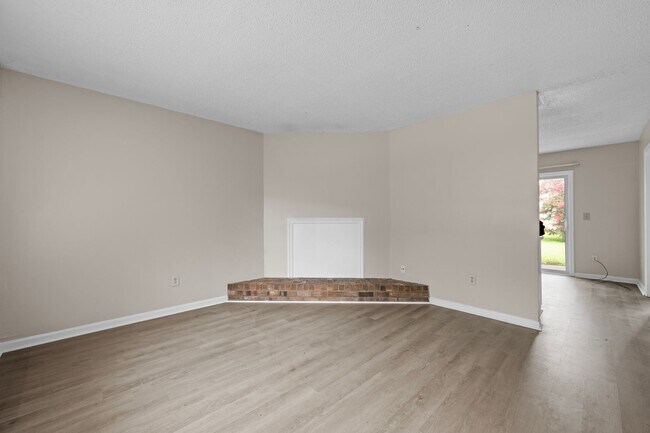 Building Photo - 3 bedroom townhome available in Whitfield ...