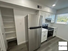 Building Photo - 999 S Palm Ln