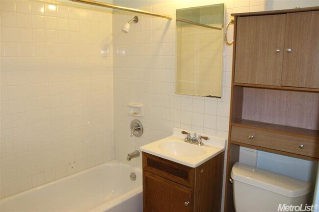Foto del edificio - Charming 2 Bed, 2 Bath Home with Private D...
