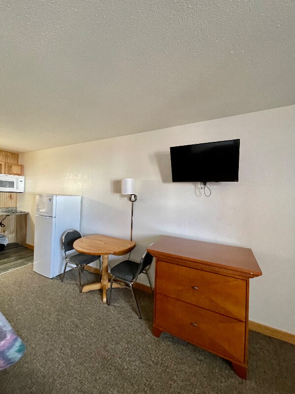 Foto del edificio - 102 N Maple Ave