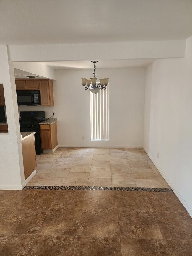 Foto del edificio - 3 bedroom/ 2 bath condo 1st floor condo