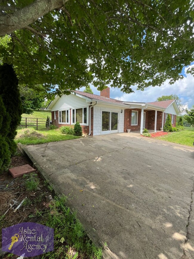 Building Photo - Charming 3bd/2ba House In West Jefferson