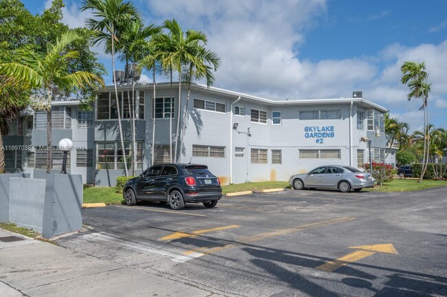 Foto del edificio - 1659 NE Miami Gardens Dr