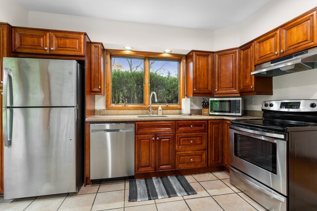 Building Photo - 425 Taconic Rd