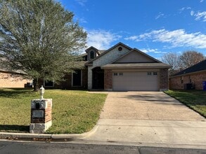 Building Photo - 3016 Pueblo Dr