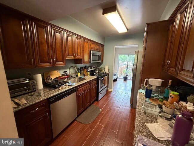 Foto del edificio - 8204 Tall Trees Ct