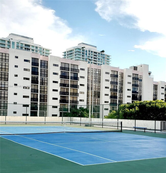 Foto del edificio - 17021 N Bay Rd