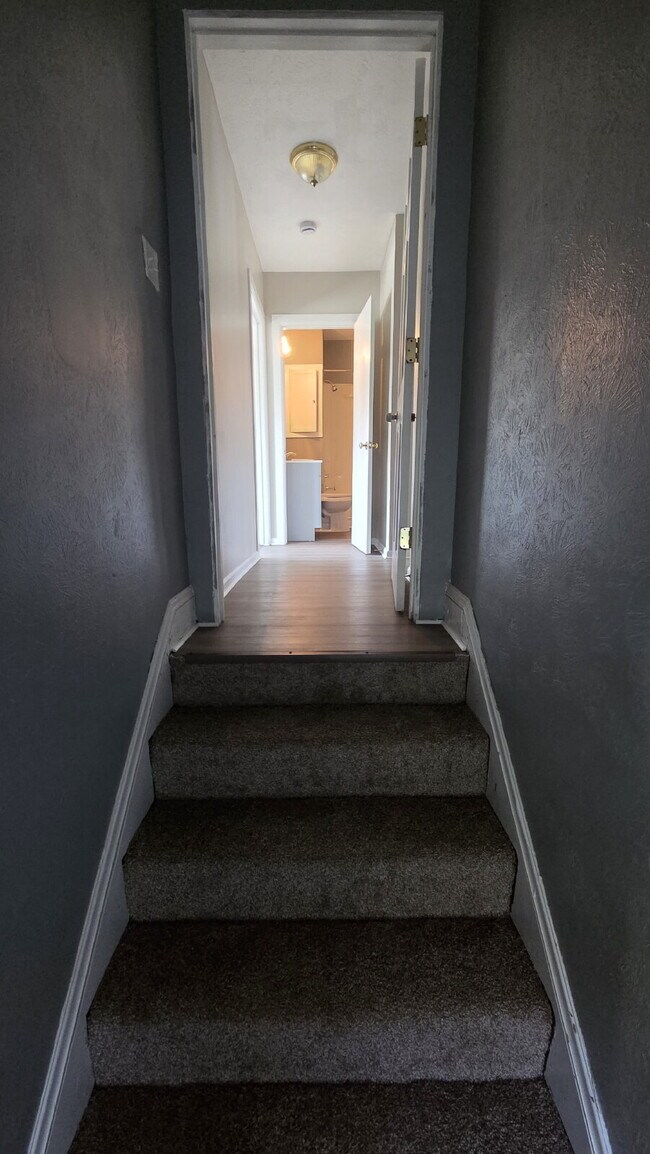 Building Photo - Flexible Layout - Upstairs Space Includes Air Conditioning!