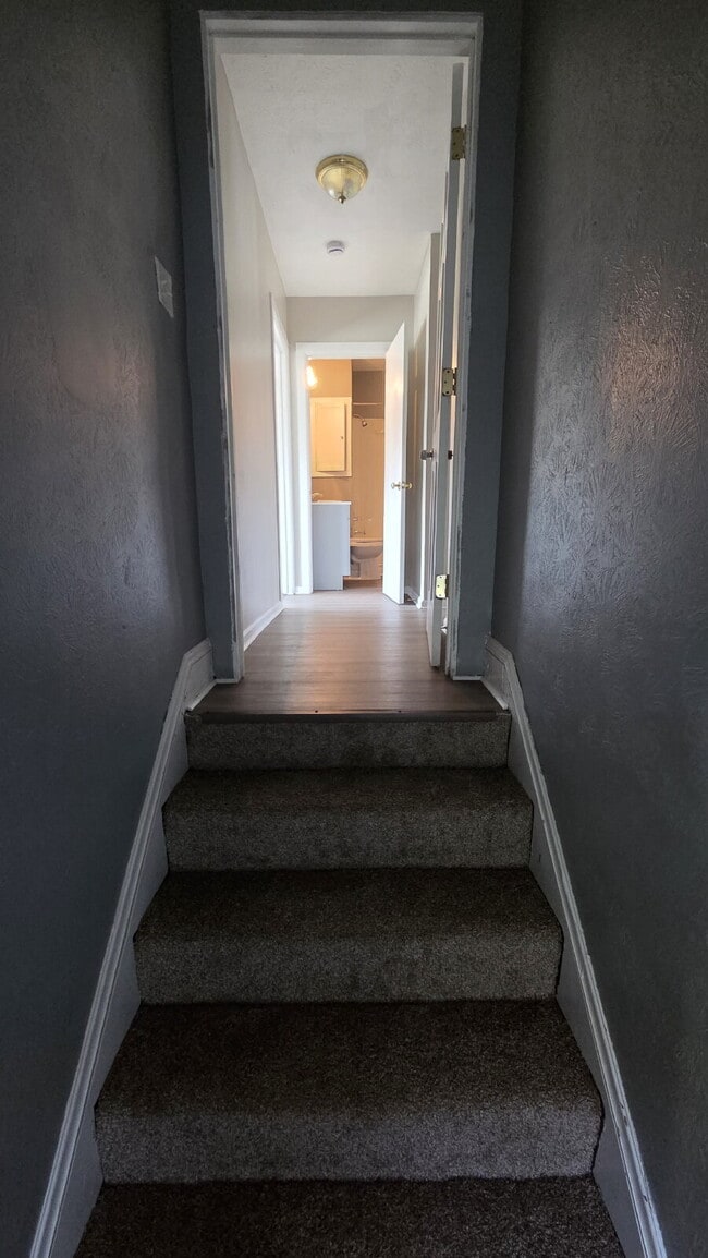 Foto del edificio - Flexible Layout - Upstairs Space Includes Air Conditioning!