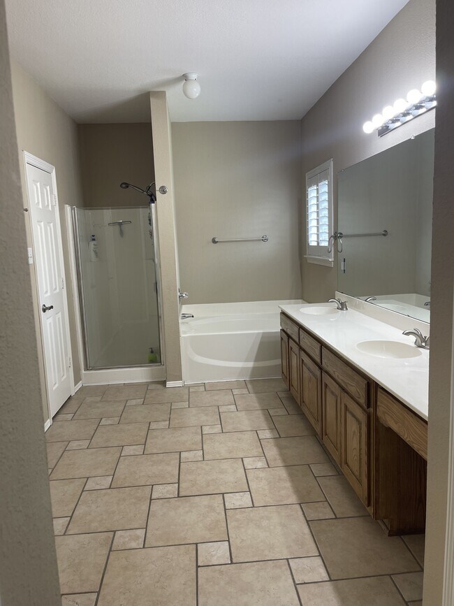 Building Photo - 5025 Bayberry Dr