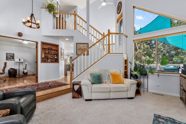 Building Photo - Beautiful bright home with large yard, fin...
