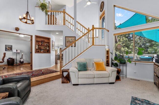 Foto del edificio - Beautiful bright home with large yard, fin...