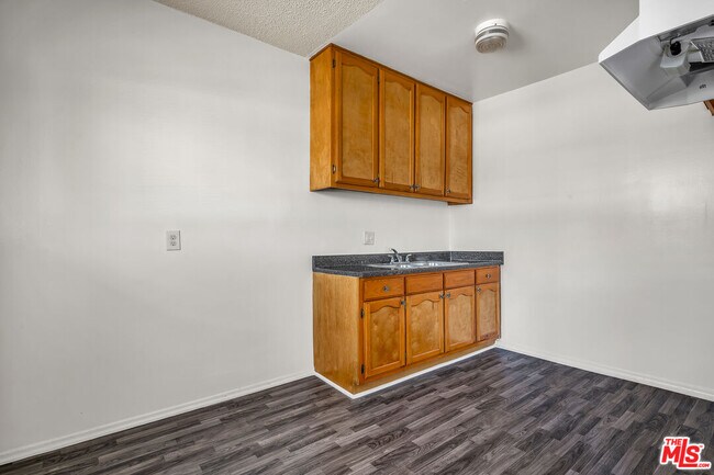 Foto del edificio - 1095 W 39th St