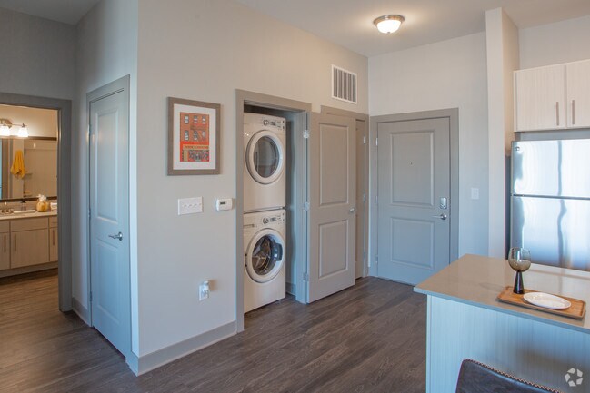 1HAB, 1BA - 739 ft² - RiverHaus
