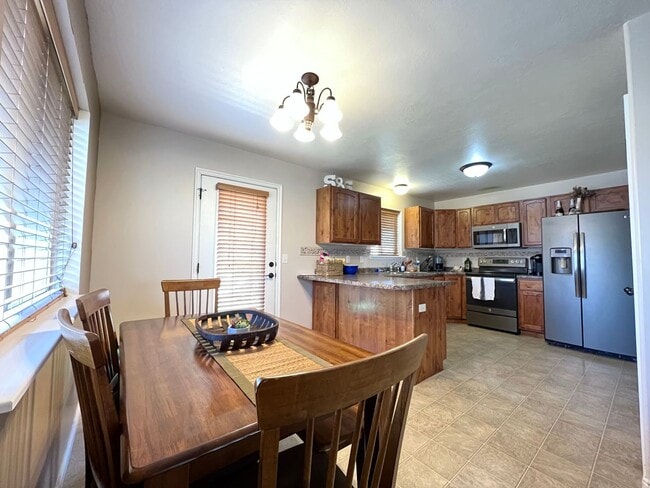 Foto del edificio - 6 Bedroom/3 Bathroom House in Eagle Mountain