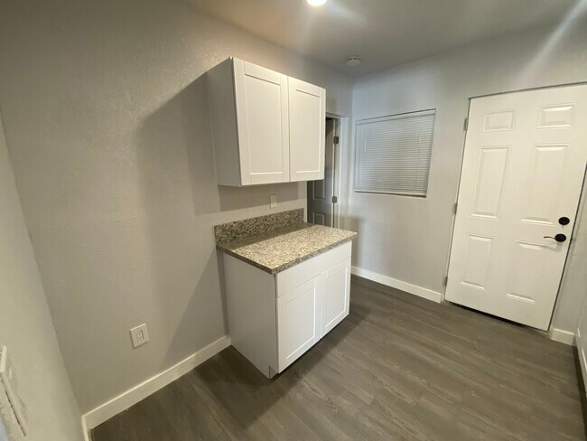 Foto del edificio - 1621 Thelma Ln