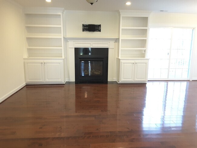 Building Photo - Country Living in Toano with Acres