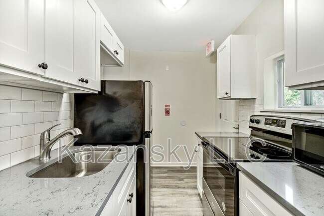 Building Photo - 5625 Sprague St