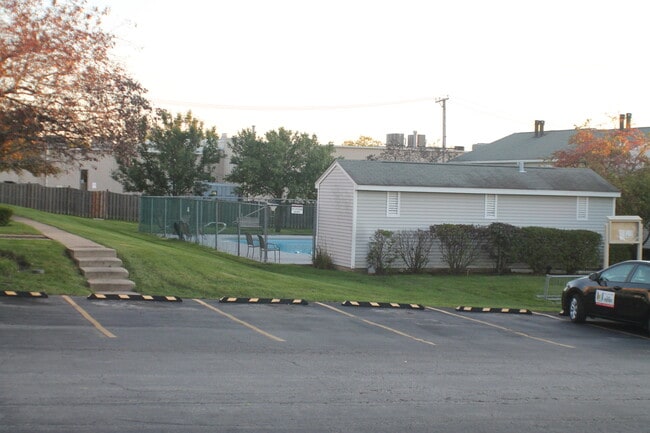 Building Photo - 451 Meadow Green Ln