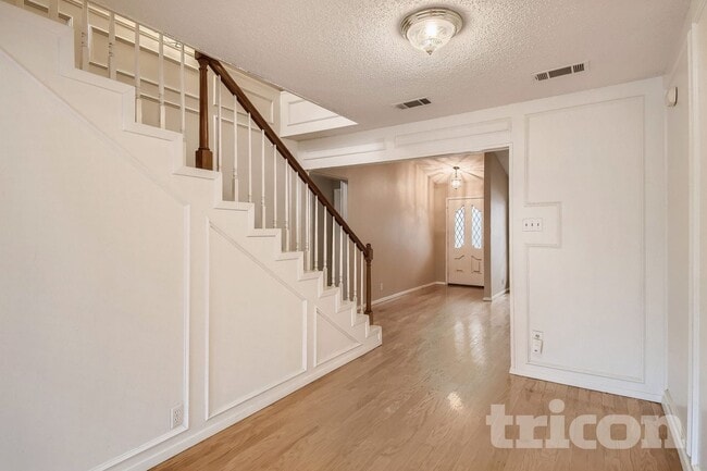 Foto del edificio - 5808 Thoreau Ln