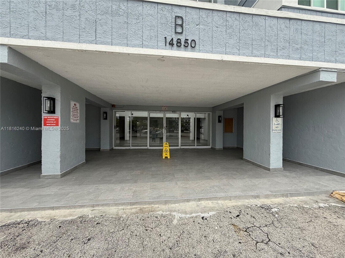 Primary Photo - 14850 Naranja Lakes Blvd