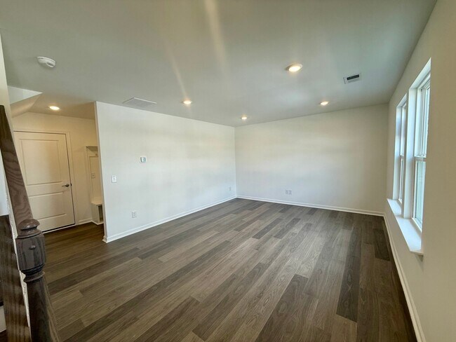 Building Photo - 414 Silver Star Blvd