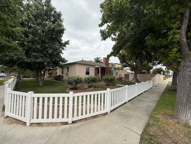 Building Photo - SPACIOUS 3 BEDROOM / 1.5 BATH HOME IN LOS ...