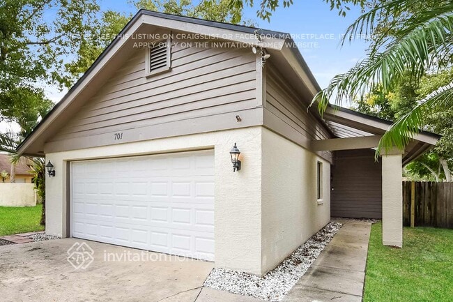 Building Photo - 701 Lakeside Pl