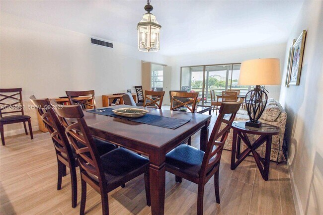 Building Photo - 2751 N Palm Aire Dr