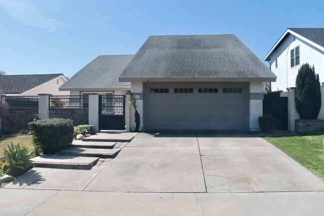 Building Photo - Large 5 Bedroom Single Family Home Near Da...