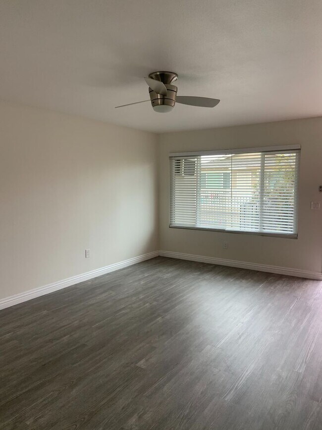 Foto del edificio - 2327 E Omega Ave