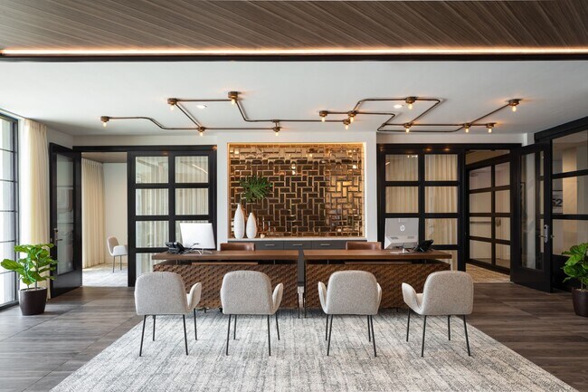 Foto del edificio - Take the hint and jump on this 1Br