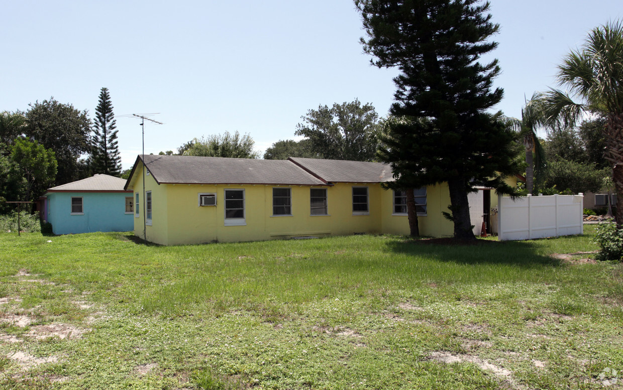 Primary Photo - Seminole Apartments