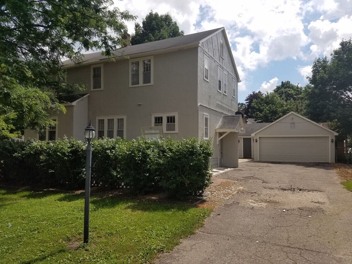 Primary Photo - 400-402 Burr