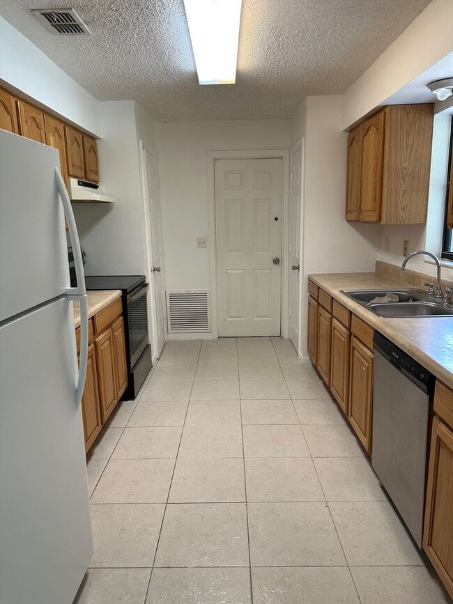 Building Photo - Charming 2-Bed, 2-Bath Home with Garage & ...