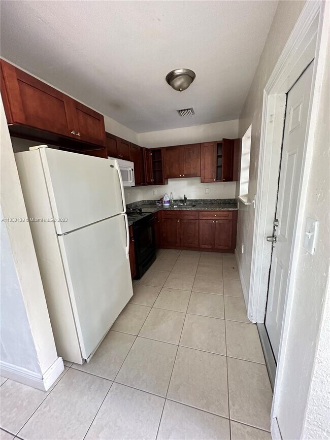 Foto del edificio - 220 NW 127th St